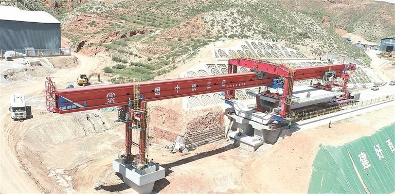 西成鐵路青海段開始架梁