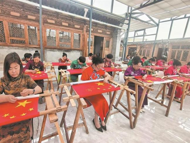 【感黨恩 聽黨話 跟黨走·和諧青海行】針線穿梭間,青繡與抗戰(zhàn)老兵的閱兵之約