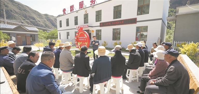 【黨旗領航】田埂上的“加油站”——“田間課堂”激活黨員教育“一池春水”