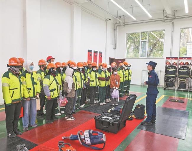 青海西寧市529名環衛工人走進“火焰藍影院”