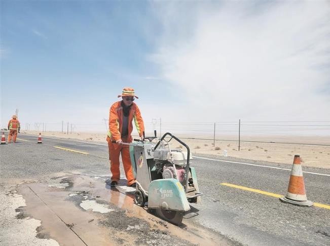 【最美高原奮斗者·最美交通人】人在路上 路在心上——記青海省茫崖公路段老茫崖工區(qū)公路養(yǎng)護工丁永維