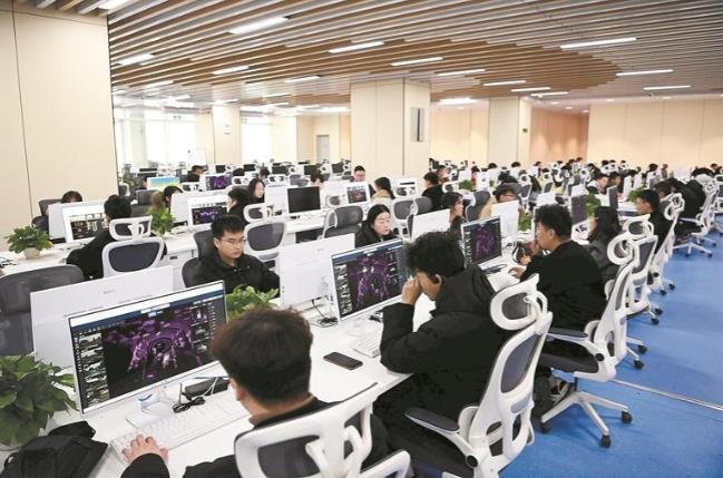 【新時代 新征程 新偉業(yè)·高質(zhì)量發(fā)展調(diào)研行】“穩(wěn)進答卷”背后的韌性與溫度——解讀青海省前三季度經(jīng)濟“成績單”